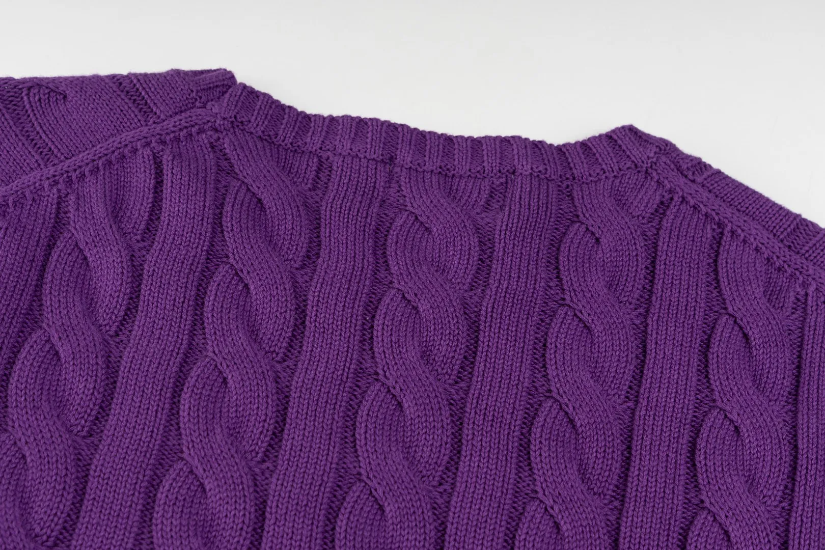 P220 #R91 RALPH LAUREN Ralph Lauren fourteen colors classic small label embroidery round neck pullover cable cardigan sweater men's top, high-density LOGO embroidery on the chest, original customization of tag accessories. Made of pure cotton yarn, pure cotton is skin-friendly and comfortable, small label war horse embroidered twist button round neck sweater 🐎 high quality, follow the blogger to learn how to wear it! Let’s buy a Ralph Lauren cable sweater. It’s a super hard-to-find series after it became popular. It’s hard to find one on the official website. It’s simple and practical to wear, with a lazy and loose feel. The thickened fabric has more texture, feels soft and delicate, and has a loose fit. Whether worn alone or layered, you can wear different styles of fashion with just one piece!   Size：XS S M L Sleeve length: 59/60/61/62/63